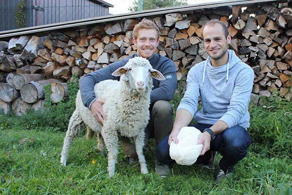 Thomas und Jakob mit einem Schaf